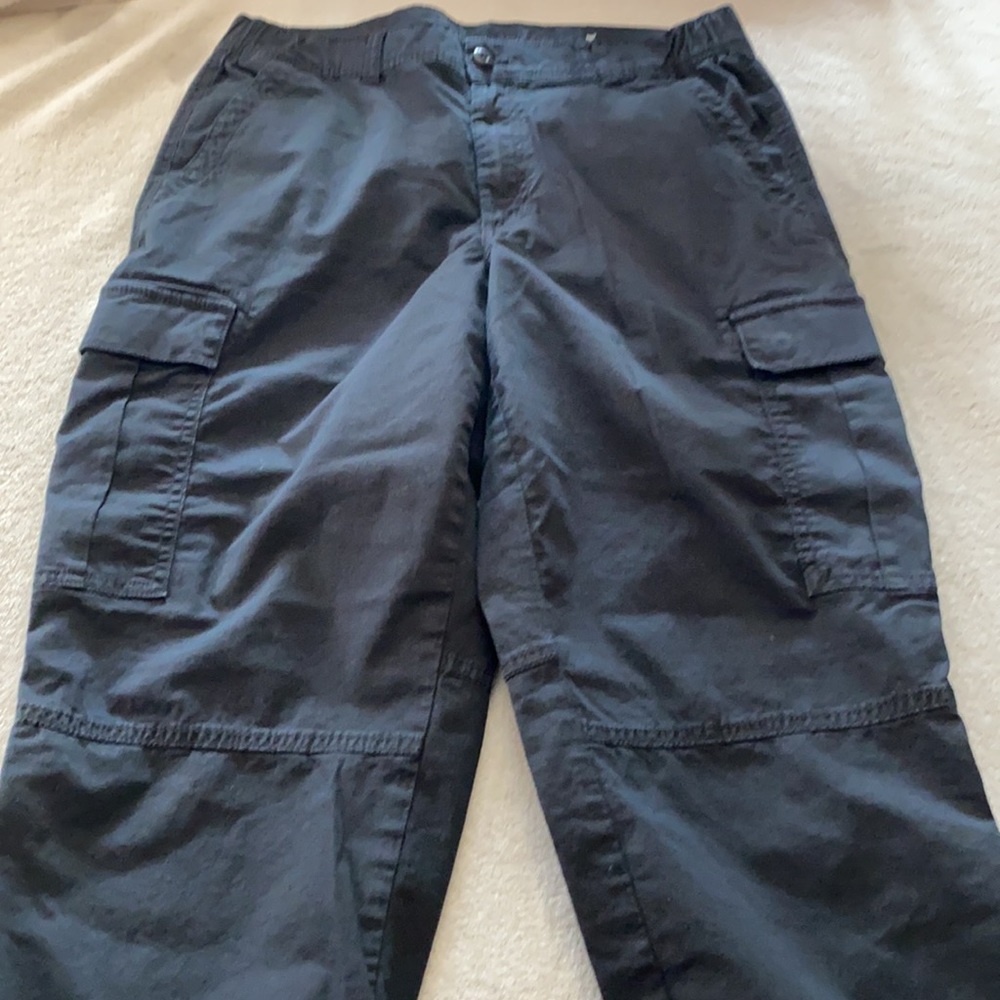 American Eagle black cargo capris size 14 short - Picture 8 of 9